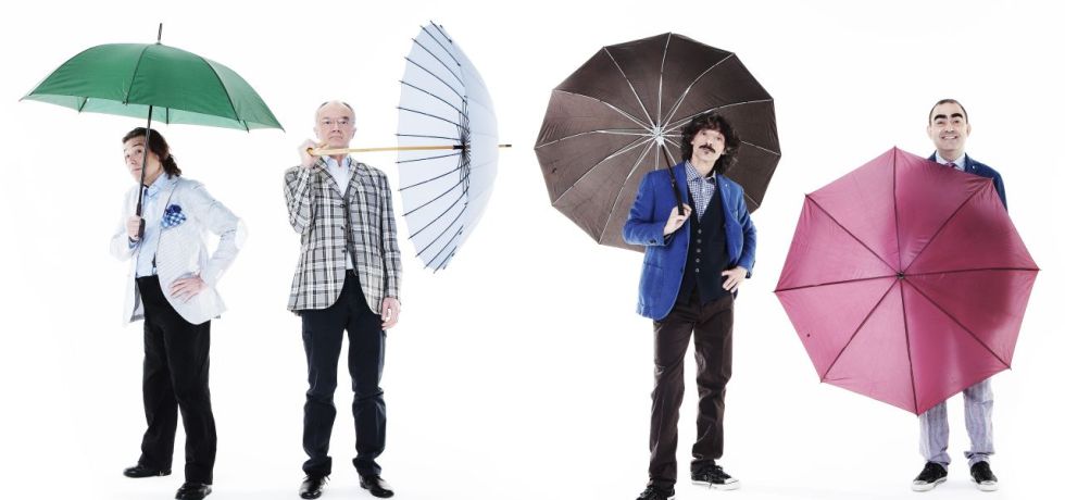 uomini-con-ombrelli