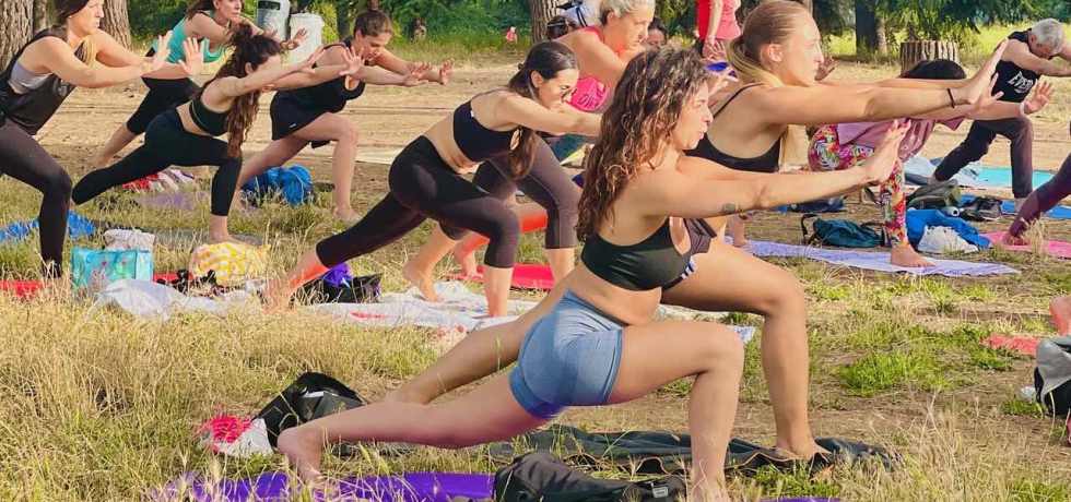 ragazze-fanno-yoga-nel-parco